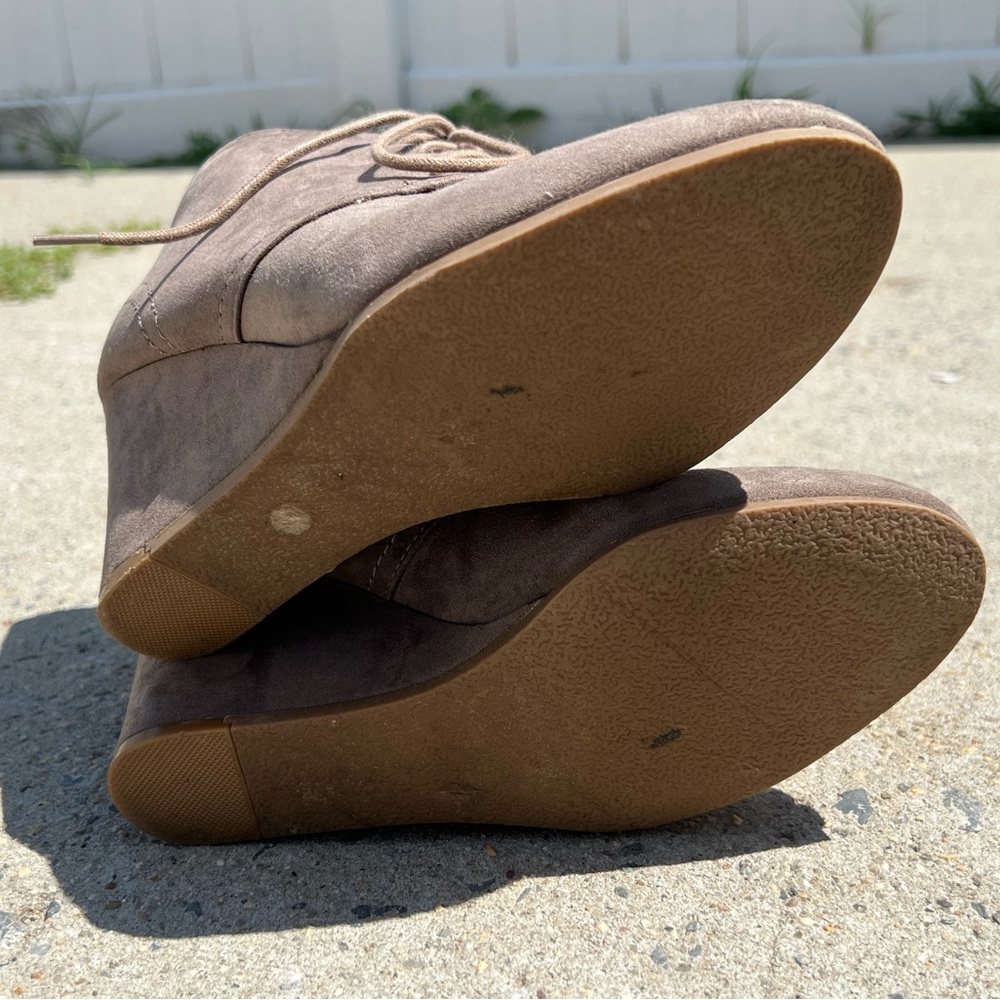 Arizona Wedge Heel Booties, Taupe, size 7M - Picture 3 of 16